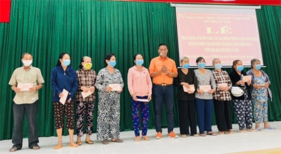 Đại diện Công ty TNHH TM Vận tải và du lịch Xuyên Việt OIL tặng quà Tết cho bà con nghèo huyện Hóc Môn, TP Hồ Chí Minh.